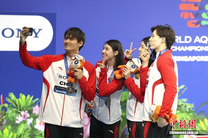 中国游泳队新加坡世锦赛多项目摘牌 潘展乐爆冷