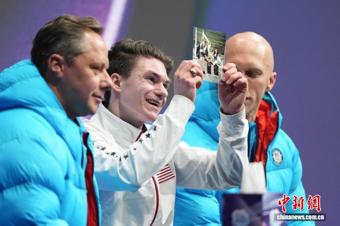 情人节冰场上演爱与荣耀：情侣、亲情与友情交