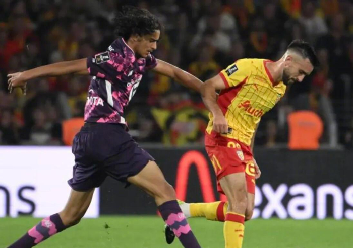 朗斯球迷突发心脏骤停离世 法甲德比悲剧引发哀