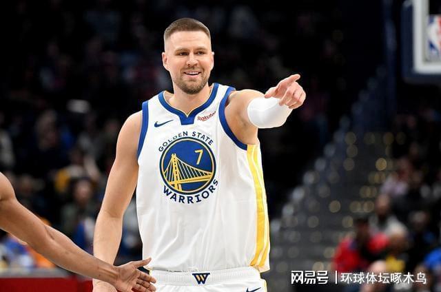 金州勇士客场逆转布鲁克林篮网，吉-桑托斯爆发
