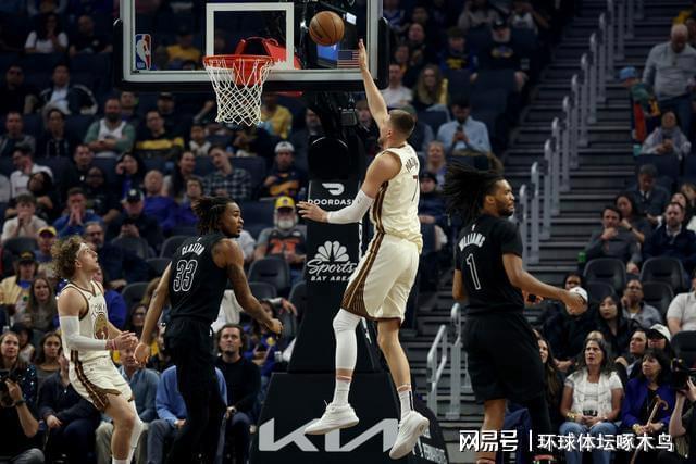 金州勇士客场逆转布鲁克林篮网，吉-桑托斯爆发