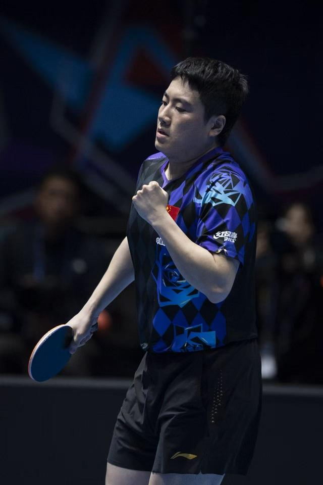 中国男乒3比0胜澳队晋级16强 马龙许昕场边助阵